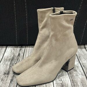DKNY Womens Cavale Taupe Faux Suede Ankle Boots Shoes 9 Medium